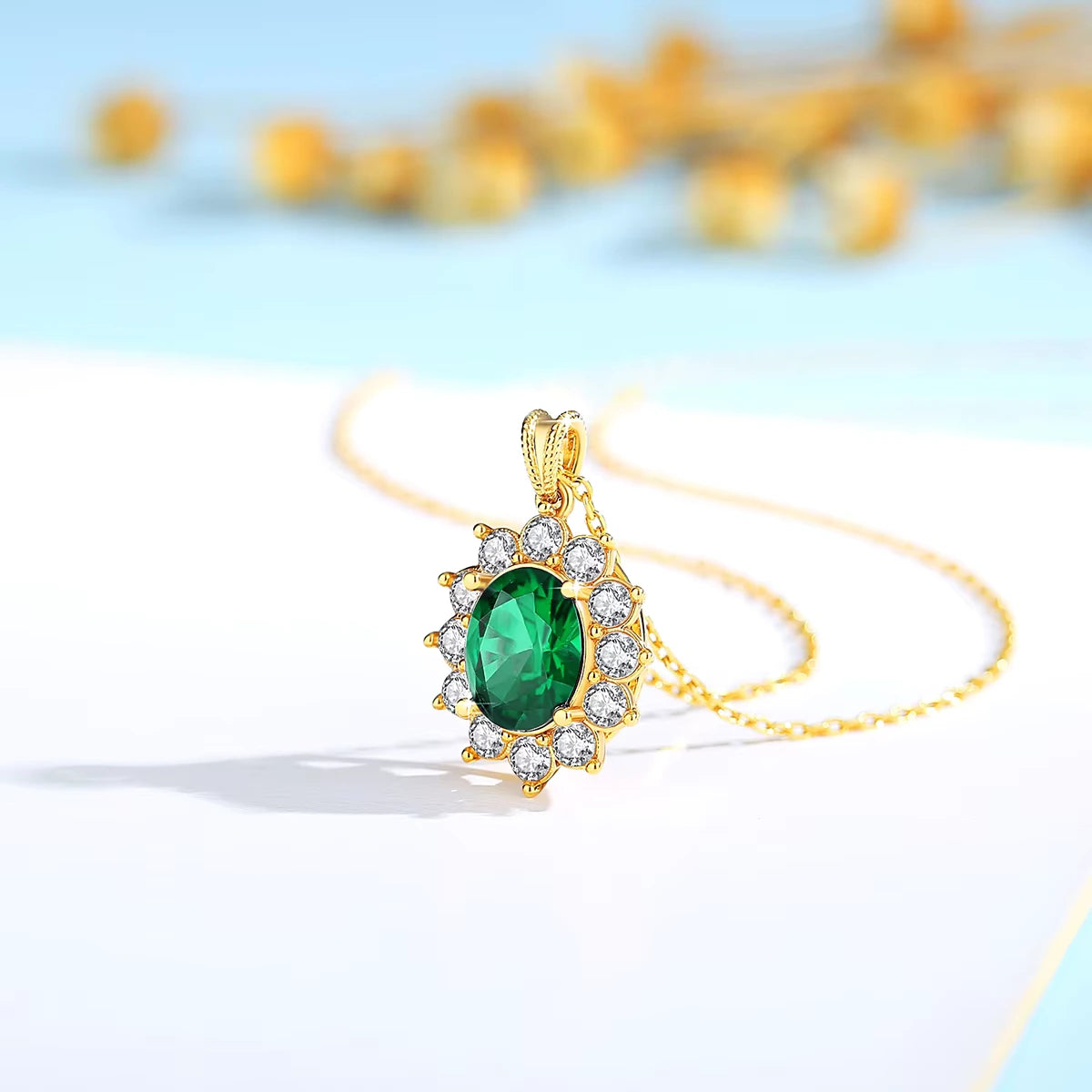 Pendentif solaire émeraude profonde ovale Xanthin en or jaune 18K et diamants vue de proche.