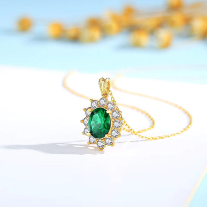 Pendentif solaire émeraude profonde ovale Xanthin en or jaune 18K et diamants vue de proche.