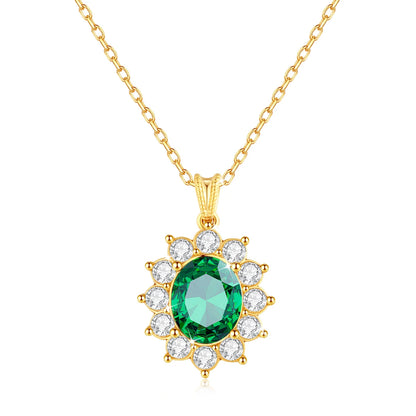 Pendentif solaire émeraude ovale Xanthin en or jaune 18K et diamants sur fond blanc.