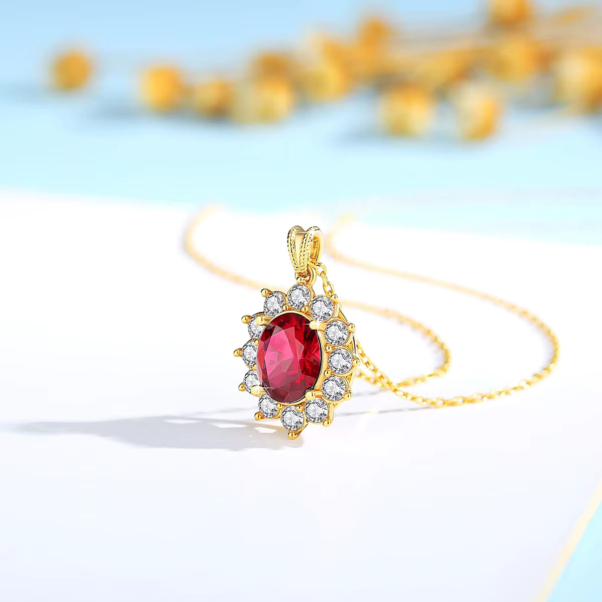 Pendentif solaire en or jaune orné d'un rubis et de diamants synthétiques debout.