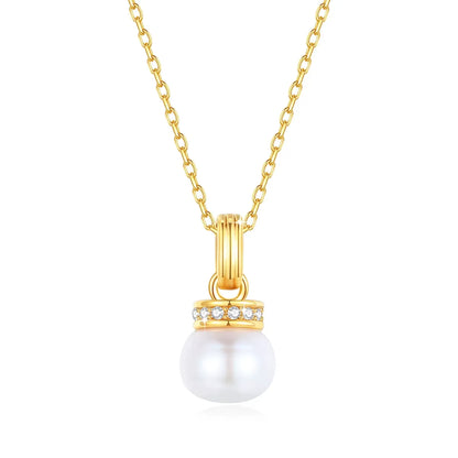 Pendentif solitaire aimant perlé Emma en or jaune 18K et diamants sur fond blanc.