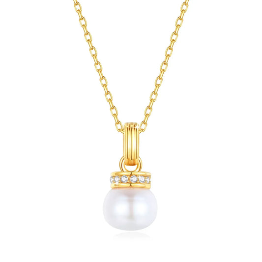 Pendentif solitaire aimant perlé Emma en or jaune 18K et diamants sur fond blanc.