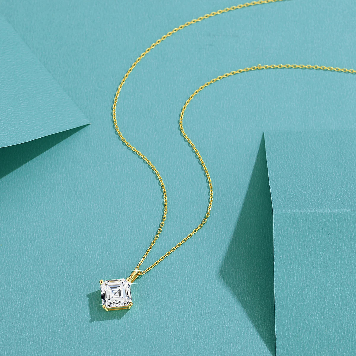 Pendentif solitaire asscher en or jaune et diamant synthétique posé.