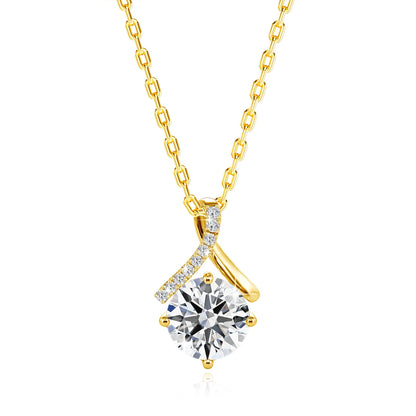 Pendentif solitaire en or jaune et diamants synthétiques et naturels sur  fond blanc.
