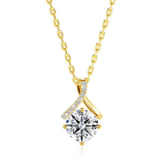 Pendentif solitaire en or jaune et diamants synthétiques et naturels sur  fond blanc.