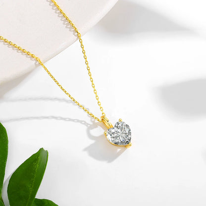 Pendentif solitaire cœur en or jaune et diamant synthétique vue du dessus.