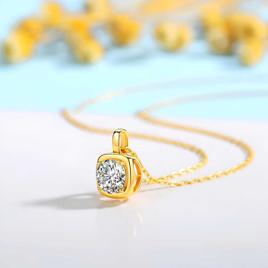 Pendentif solitaire cubique en or jaune et diamant synthétique debout.