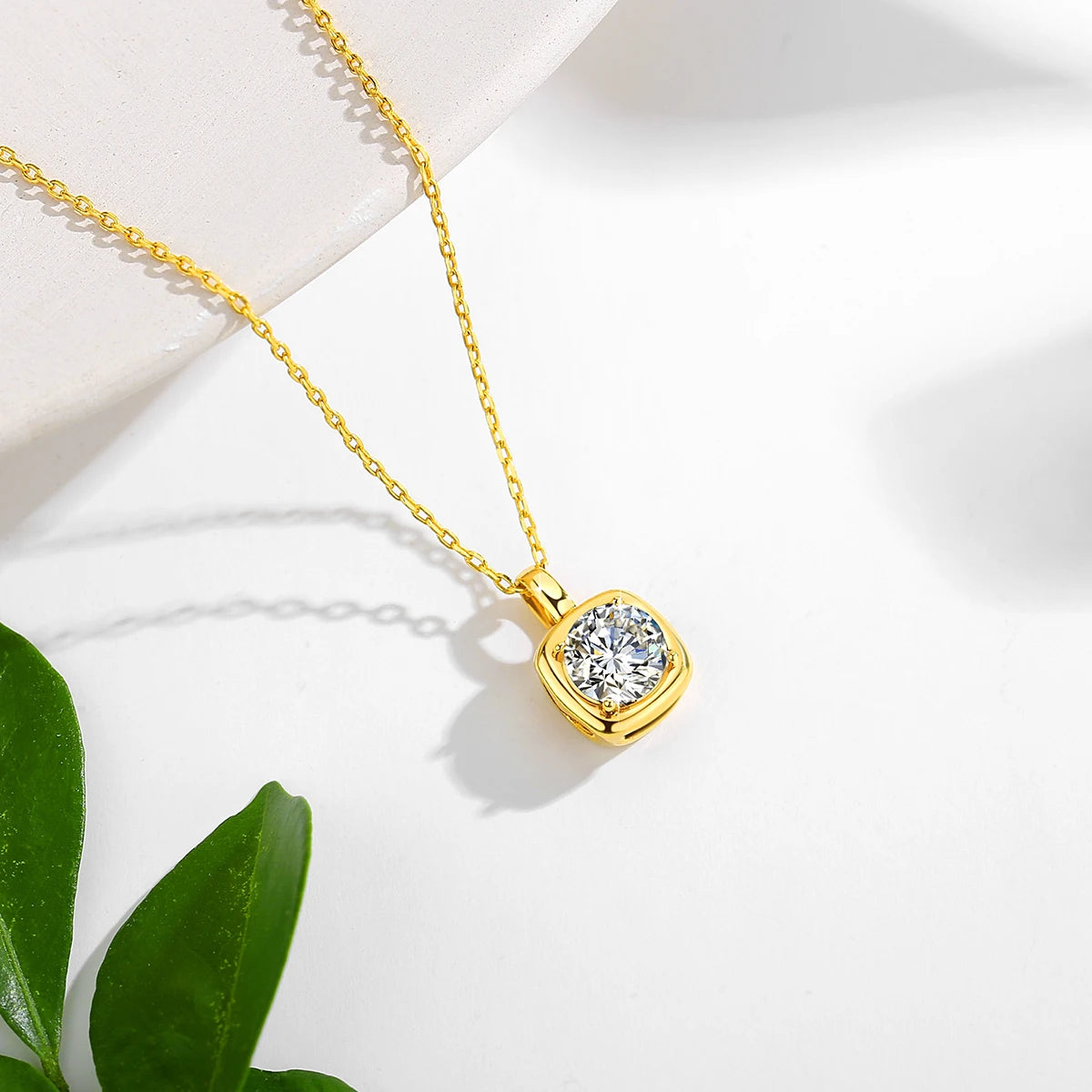 Pendentif solitaire cubique diamant rond 1CT serti griffes Aylinn en or jaune 14K lumineux vue du dessus.