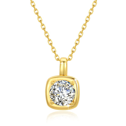 Pendentif solitaire cubique diamant rond 1CT serti griffes Aylinn en or jaune 14K sur fond blanc.