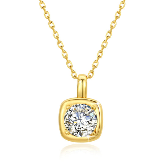 Pendentif solitaire cubique diamant rond 1CT serti griffes Aylinn en or jaune 14K sur fond blanc.