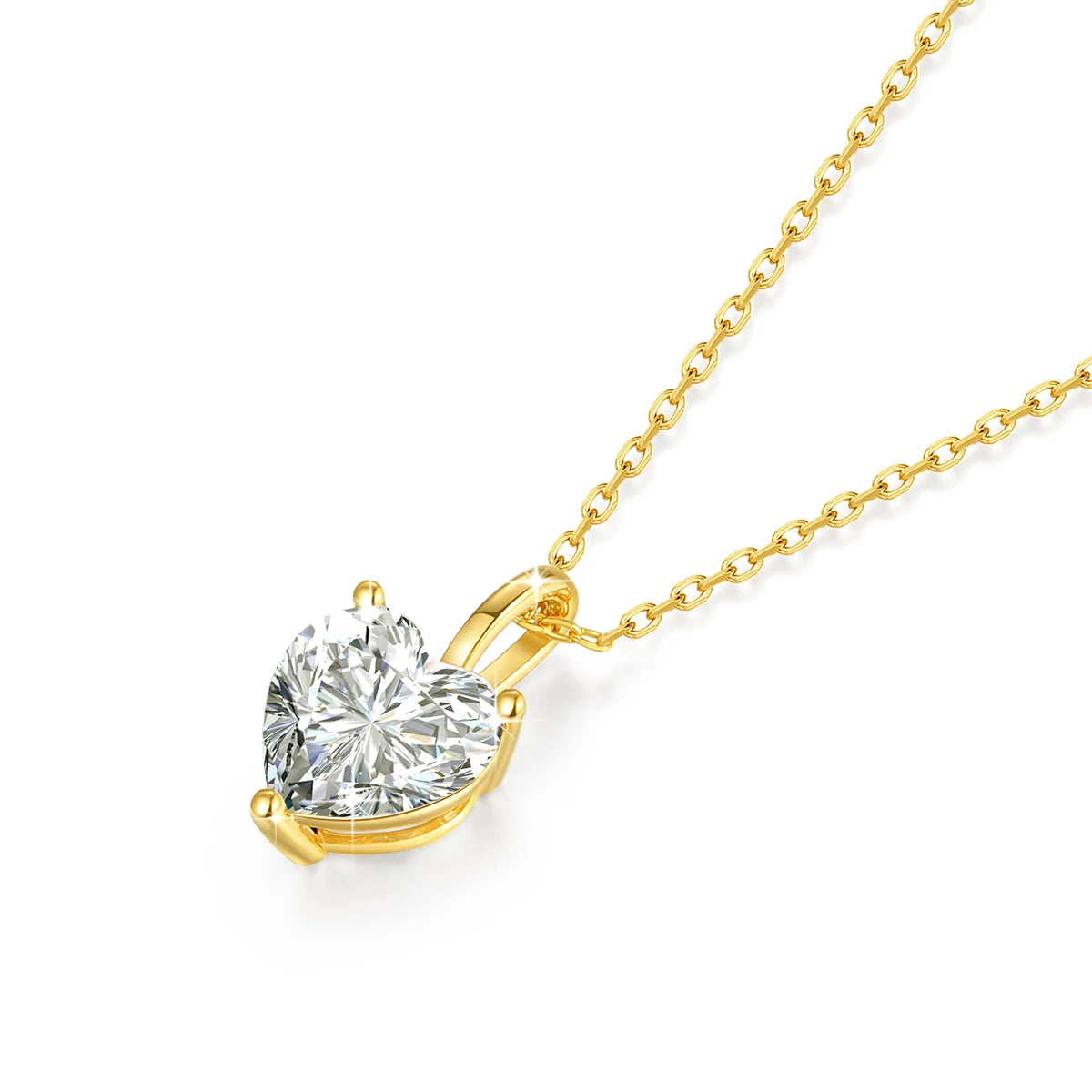 Pendentif solitaire diamant cœur serti griffes Loretta en or jaune 14K lumineux vue de proche.