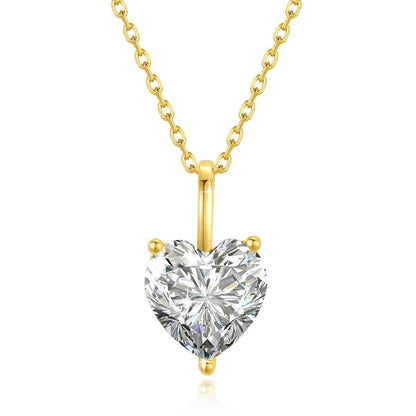 Pendentif solitaire diamant cœur serti griffes Loretta en or jaune 14K sur fond blanc.