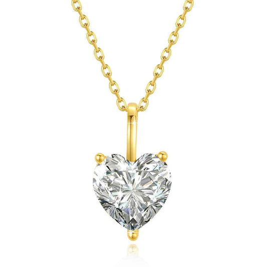 Pendentif solitaire diamant cœur serti griffes Loretta en or jaune 14K sur fond blanc.