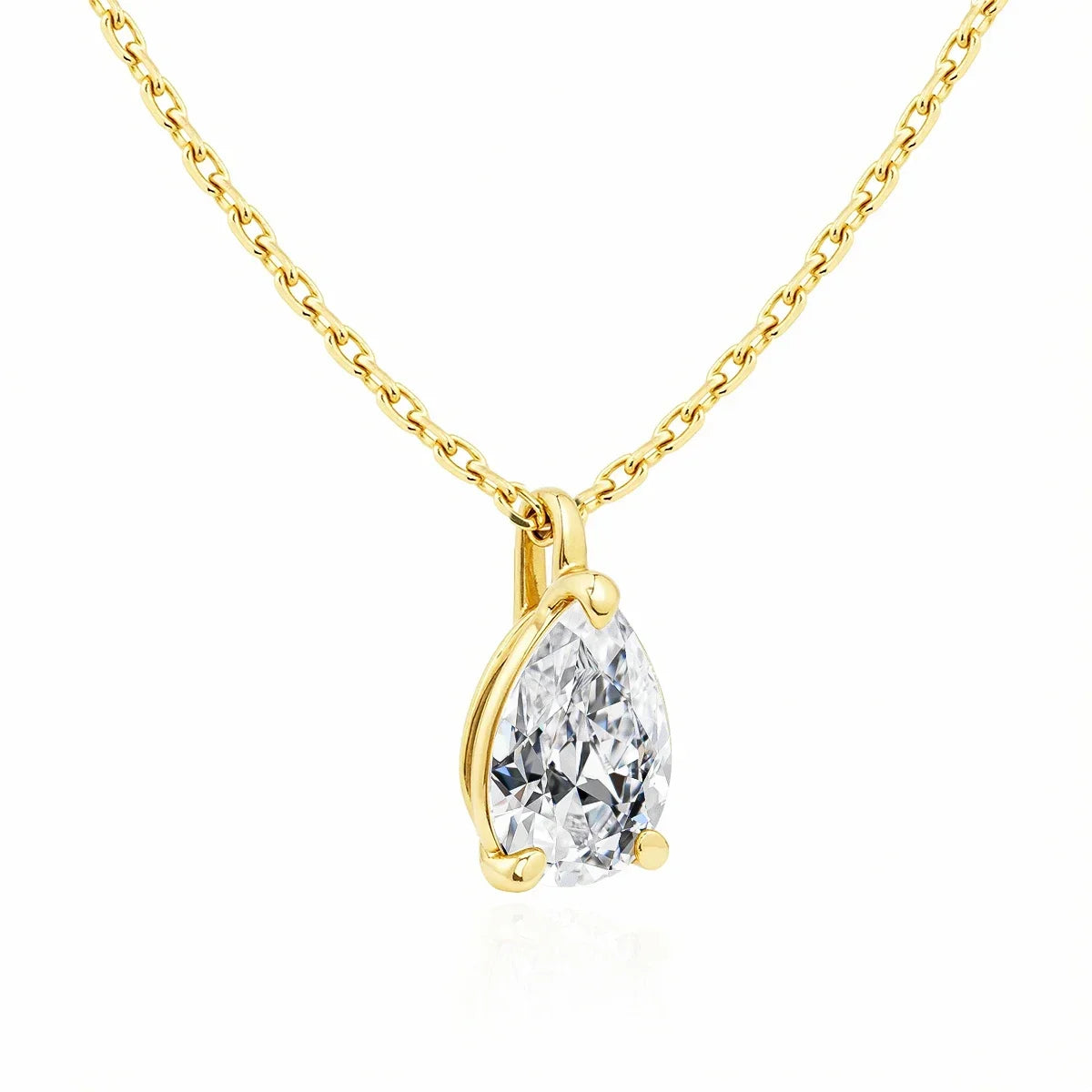 Pendentif solitaire diamant goutte serti trois griffes Emelynn en or jaune 14K rayonnante vue de côté.