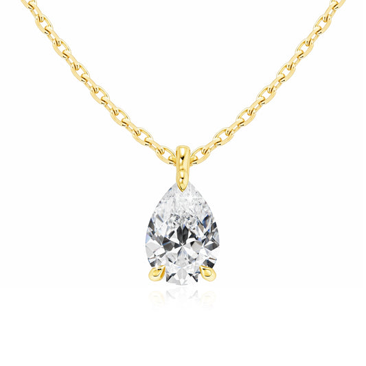 Pendentif solitaire diamant goutte serti trois griffes Emelynn en or jaune 14K sur fond blanc.