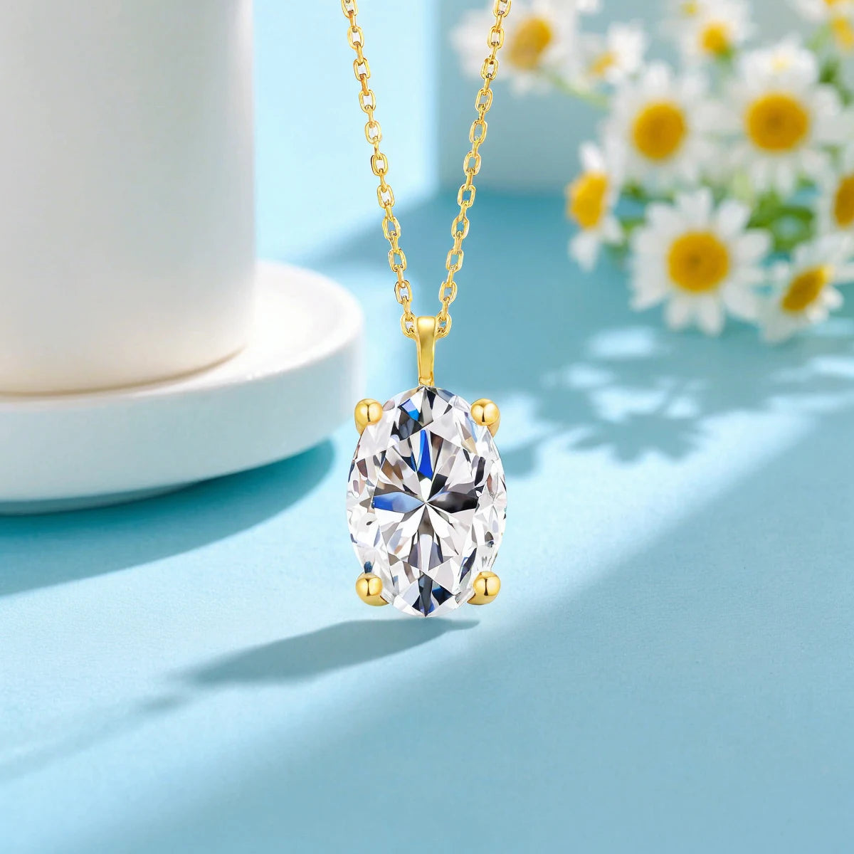 Pendentif solitaire diamant ovale serti quatre griffes Maelys en or jaune 14K rayonnant vue de proche.