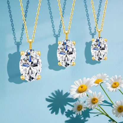 Variantes 1CT, 2CT et 3CT du collier pendentif solitaire diamant ovale serti quatre griffes Maelys en or jaune 14K vue de face.