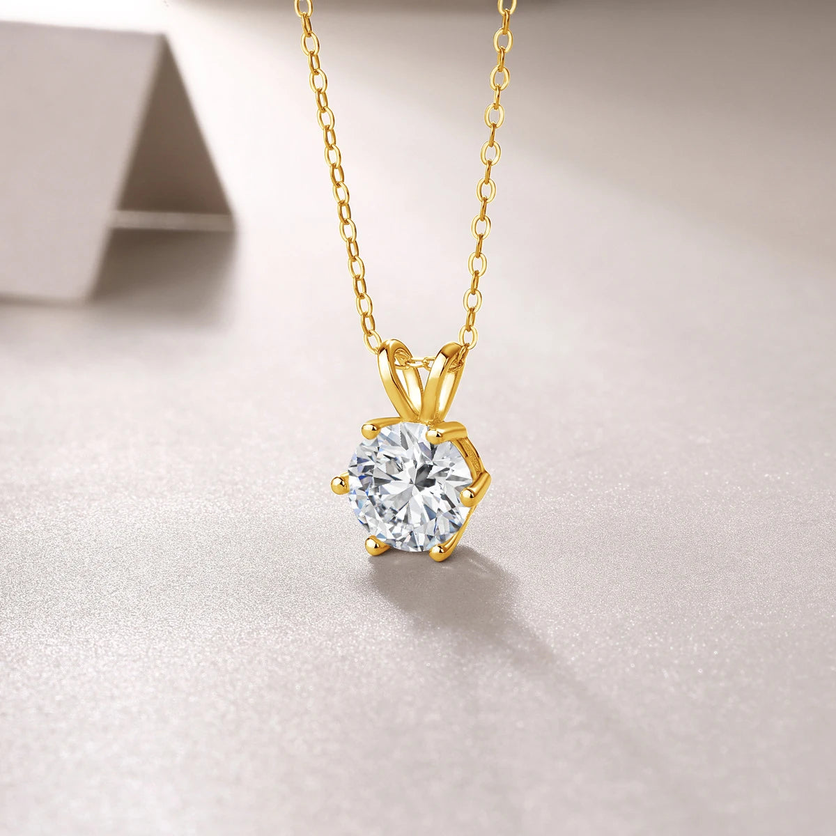 Pendentif solitaire diamant taille ronde serti six griffes Sylaë en or jaune 14K éclatant vue de côté.