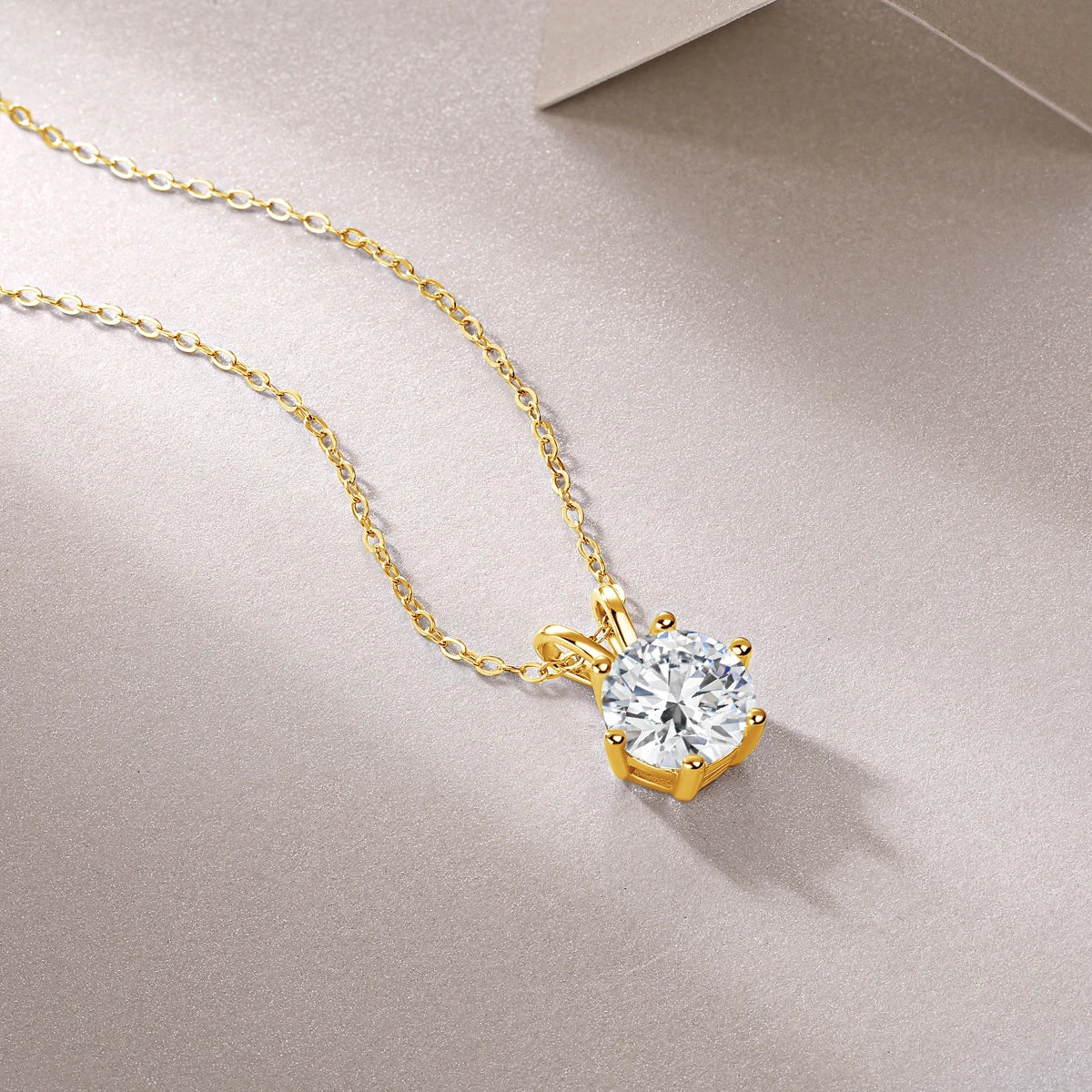 Pendentif solitaire diamant rond brillant serti six griffes Sylaë en or jaune 14K à plat.