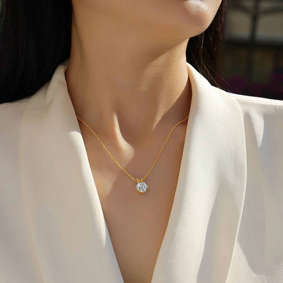 Pendentif solitaire diamant rond serti six griffes Sylaë en or jaune 14K raffiné porté au cou d'une femme.