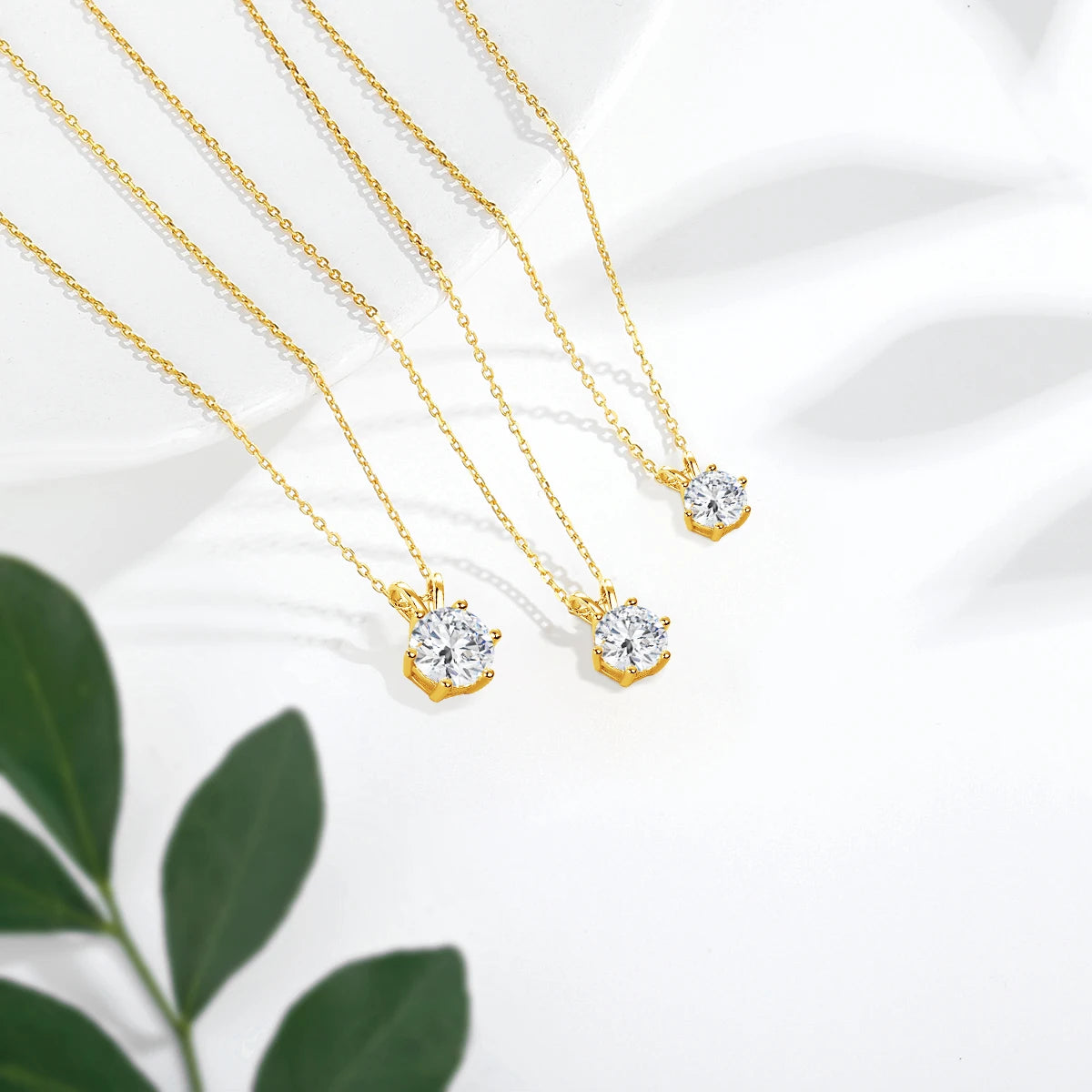Variantes 1CT, 2CT et 3CT du collier pendentif solitaire diamant rond serti six griffes Sylaë en or jaune 14K à plat.