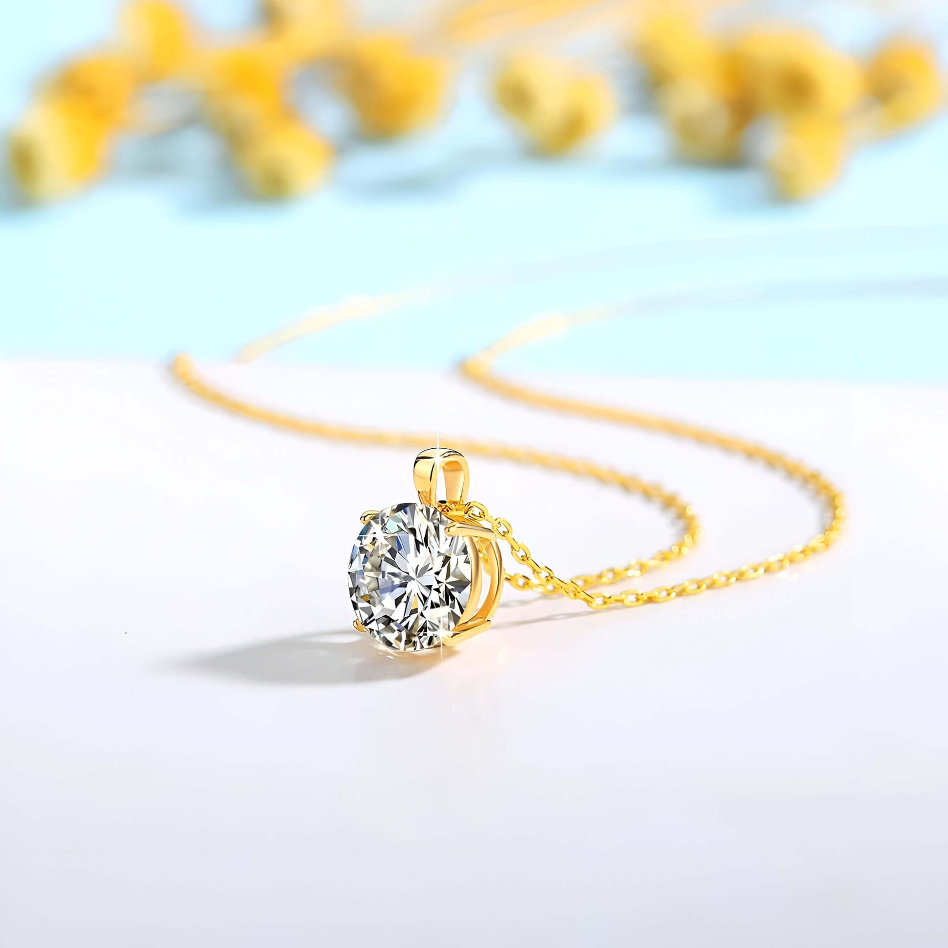 Pendentif solitaire diamant éclatant serti griffes Medelyn en or jaune 14K vue de côté.