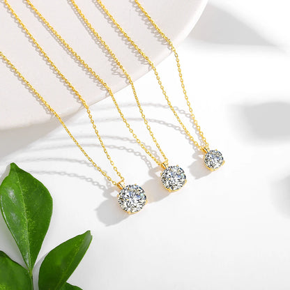 Variantes 1, 2 et 3CT du collier pendentif solitaire diamant serti griffes Medelyn en or jaune 14K vue du dessus.