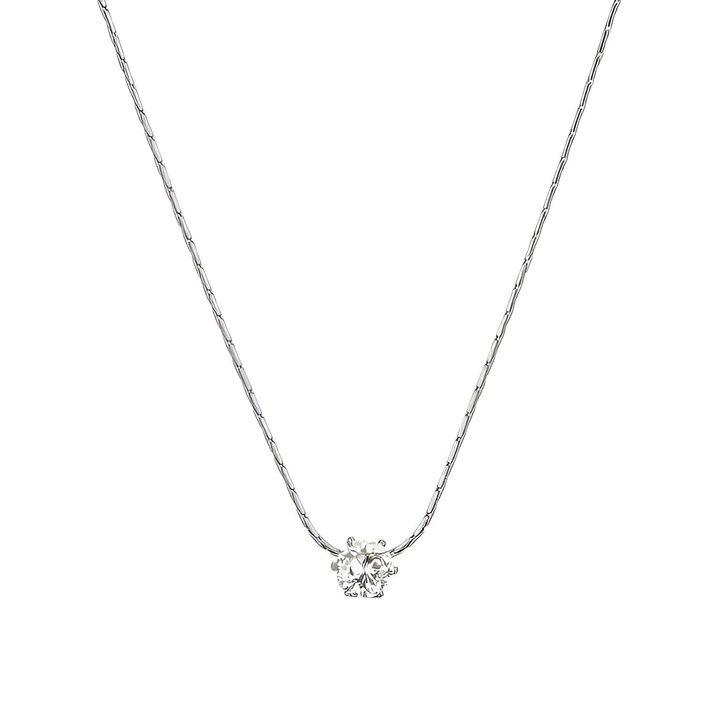 Pendentif solitaire en acier plaqué or blanc et diamant naturel sur fond blanc.