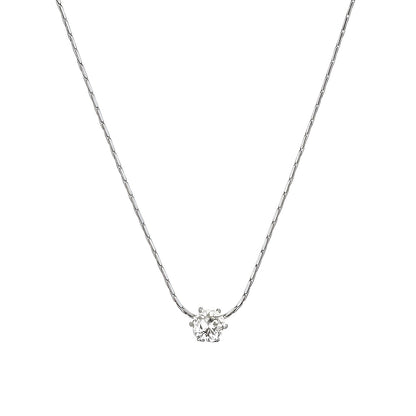 Pendentif solitaire en acier plaqué or blanc et diamant naturel sur fond blanc.