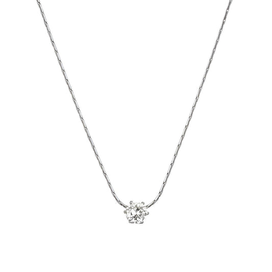 Pendentif solitaire en acier plaqué or blanc et diamant naturel sur fond blanc.