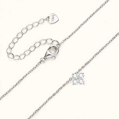 Pendentif solitaire en or blanc et diamants synthétiques à plat.