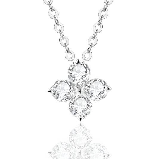 Pendentif solitaire en or blanc et diamants synthétiques sur fond blanc.