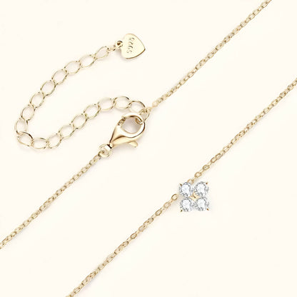 Pendentif solitaire en or jaune et diamants synthétiques à plat.