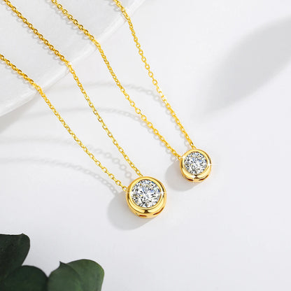 Variantes 0.5ct et 1ct du pendentif solitaire Naélie en or jaune 18K et diamant rond scintillant vue du dessus.