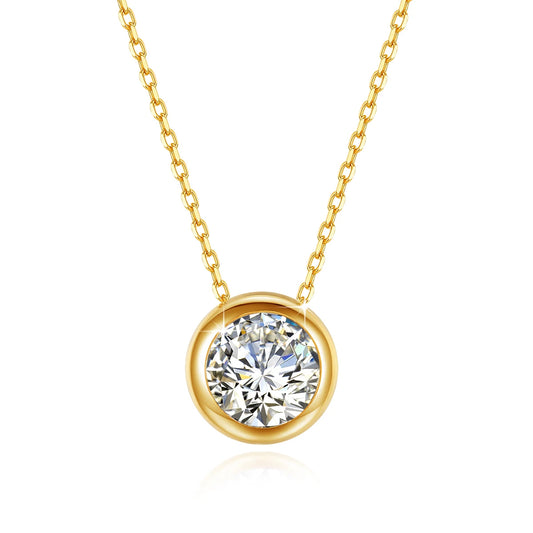 Pendentif solitaire Naélie en or jaune 18K et diamant rond sur fond blanc.