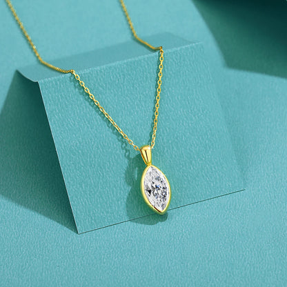 Pendentif solitaire navette en or jaune et diamant synthétique posé.