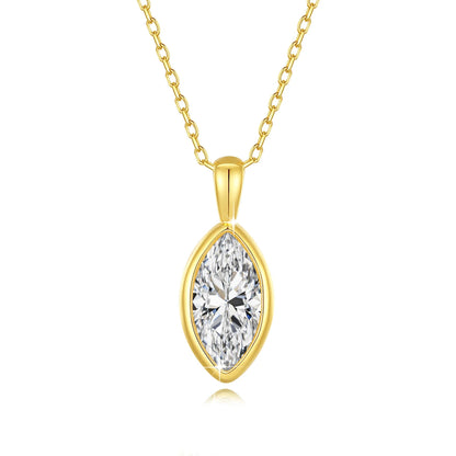 Pendentif solitaire navette en or jaune et diamant synthétique sur fond blanc.
