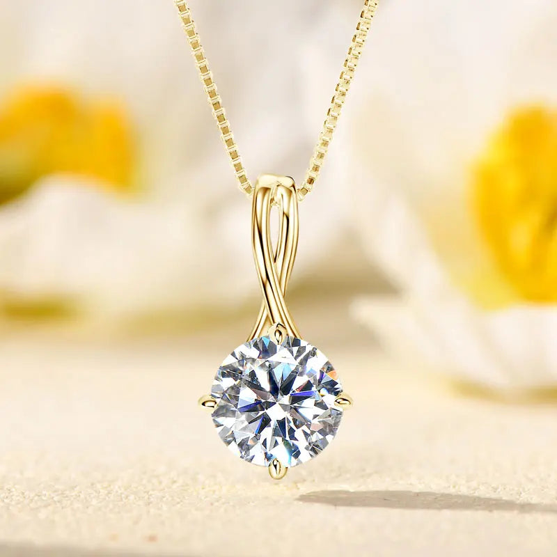 Pendentif solitaire en or jaune et diamant synthétique vue de face.