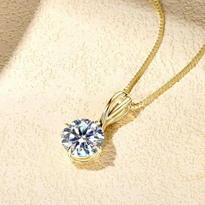 Pendentif solitaire en or jaune et diamant synthétique vue de front.