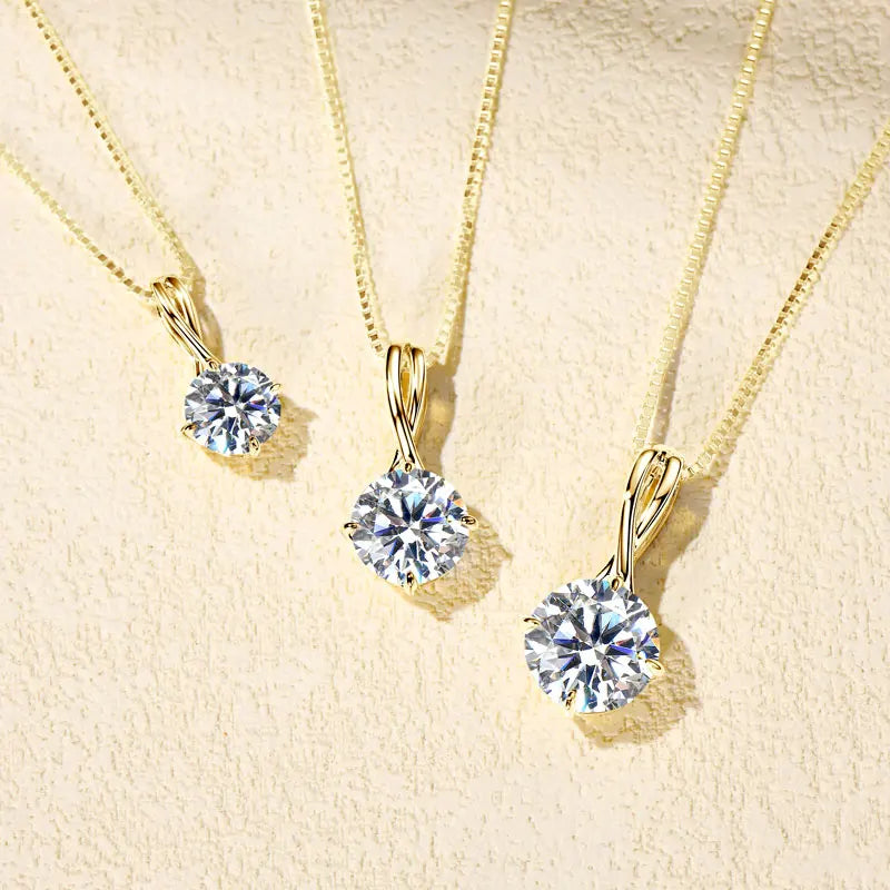 Pendentif solitaire en or jaune et diamant synthétique variantes 1, 2 et 3 carats.