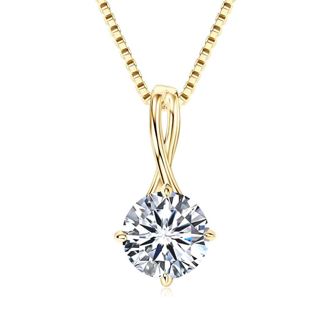 Pendentif solitaire en or jaune et diamant synthétique sur fond blanc.