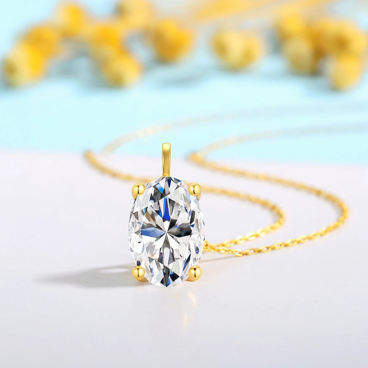 Pendentif solitaire ovale en or jaune et diamant synthétique debout.