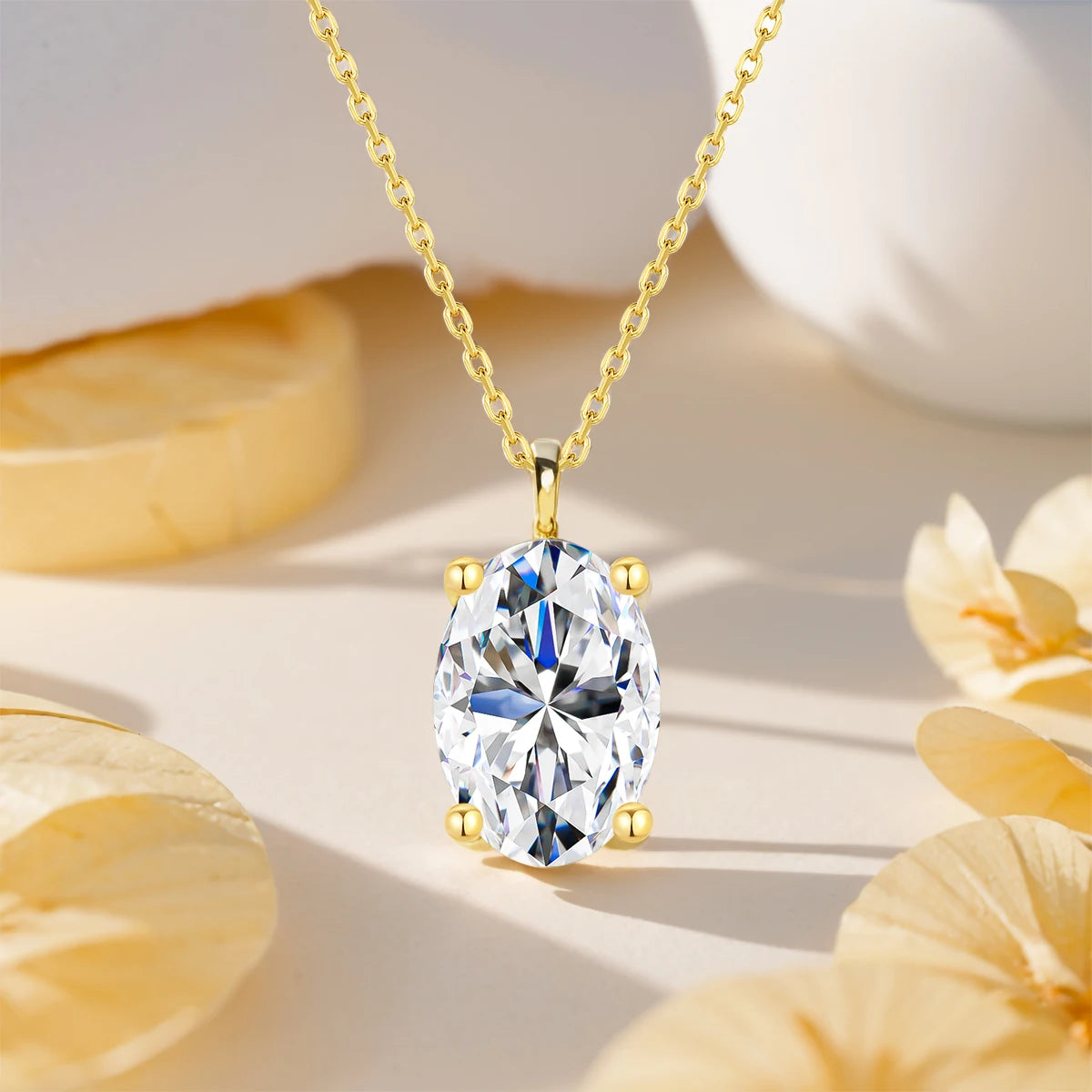 Pendentif solitaire ovale en or jaune et diamant synthétique vue de face.