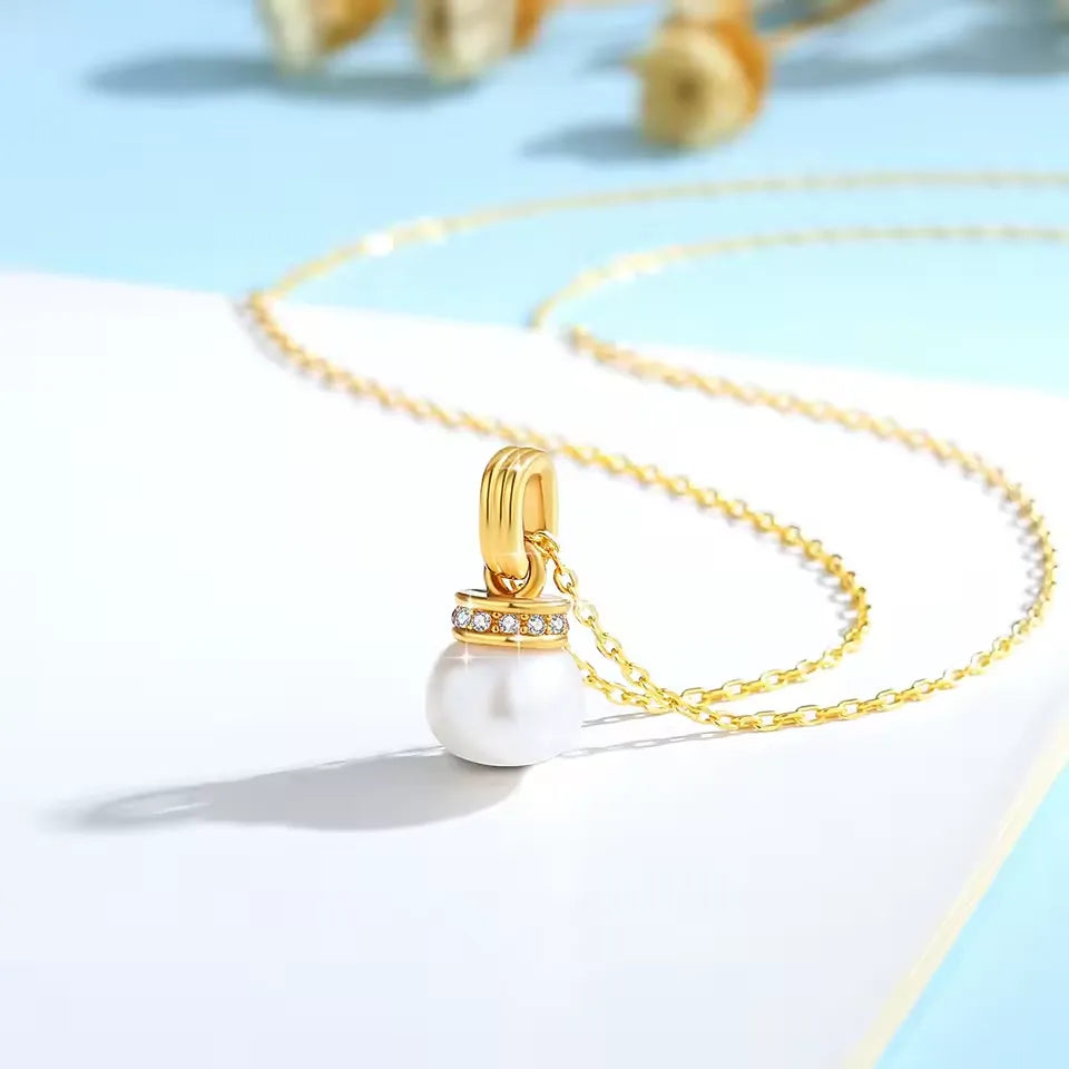 Pendentif solitaire perlé en or jaune et diamants naturels debout.