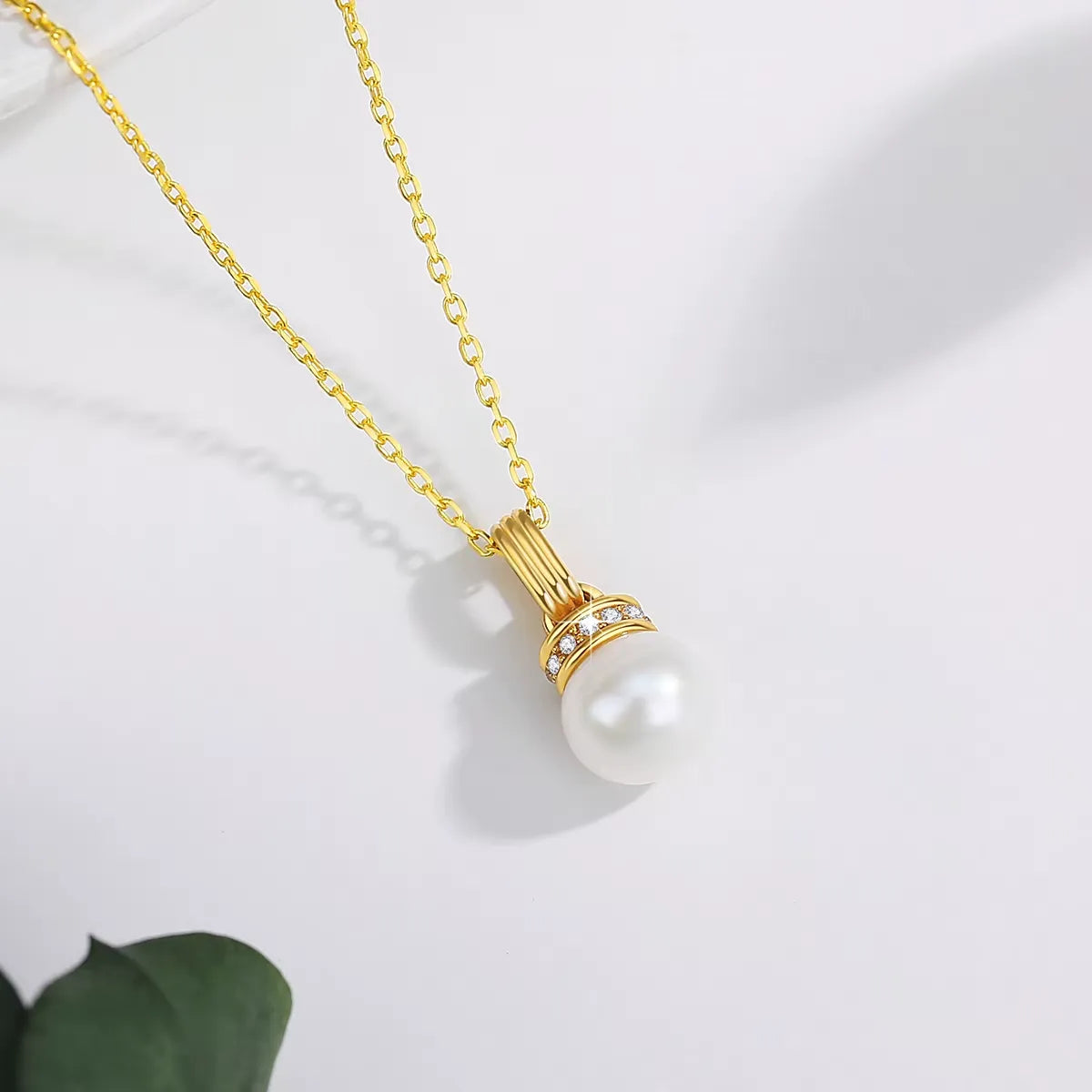 Pendentif solitaire perlé en or jaune et diamants naturels vue du dessus.