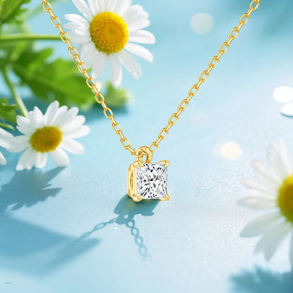 Pendentif solitaire princesse en or jaune et diamant synthétique vue de côté.