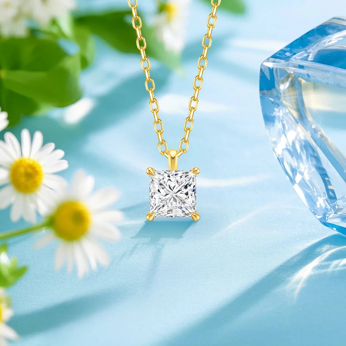 Pendentif solitaire princesse en or jaune et diamant synthétique vue de face.