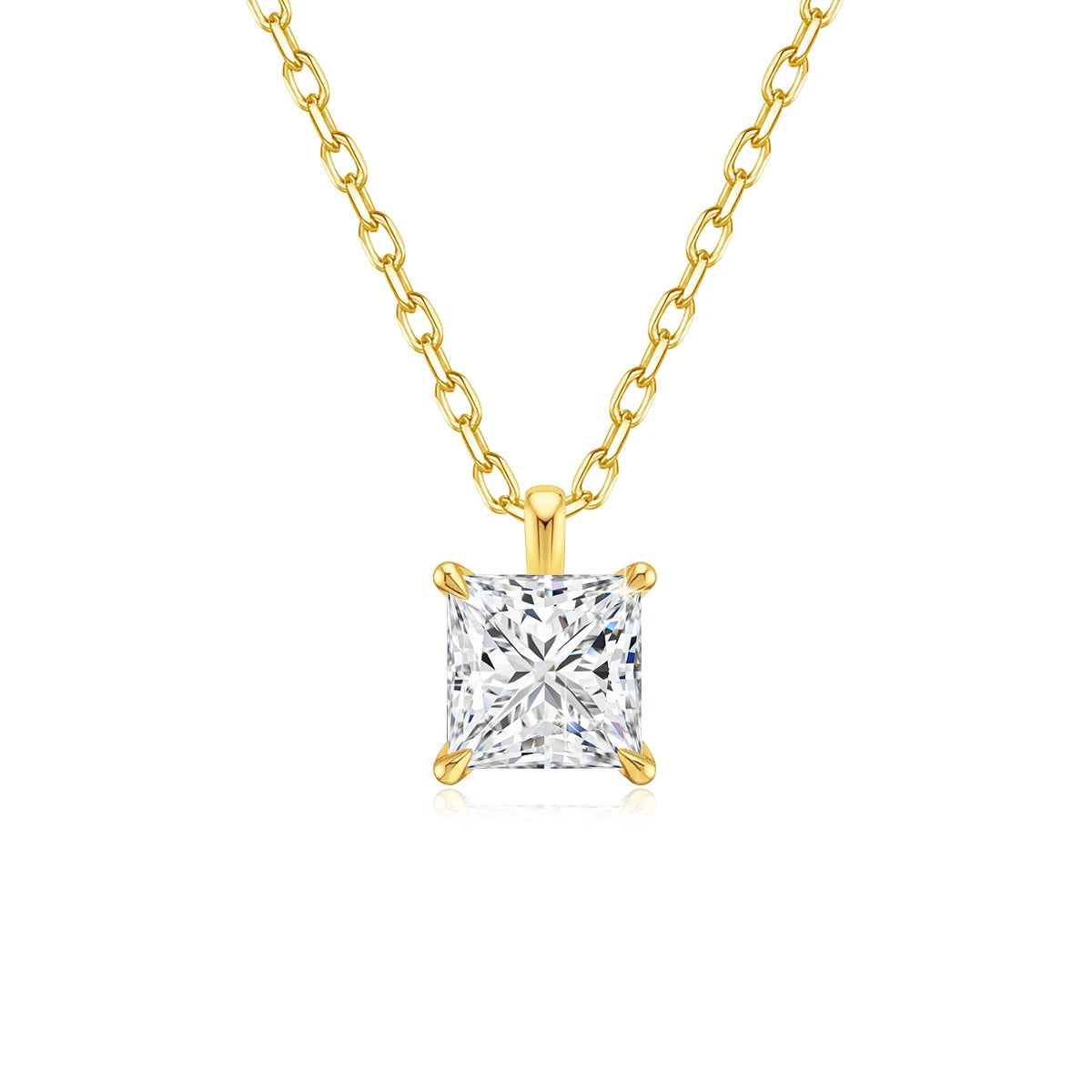 Pendentif solitaire princesse en or jaune et diamant synthétique sur fond blanc.