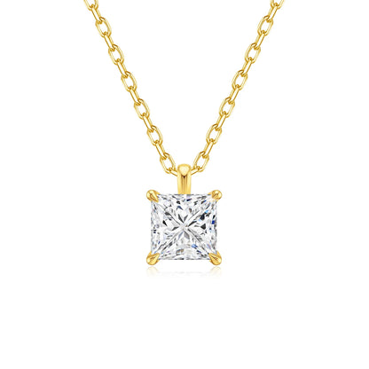 Pendentif solitaire princesse en or jaune et diamant synthétique sur fond blanc.