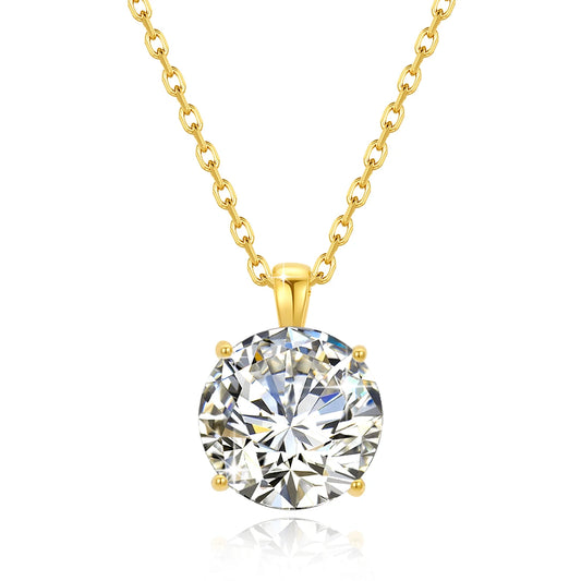 Pendentif solitaire rond en or jaune et diamant synthétique sur fond blanc.